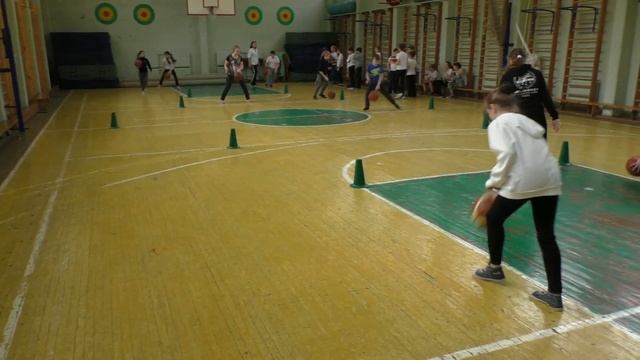 Баскетбол. Ведение мяча с применением направления. Передача мяча в парах на месте смотреть онлайн