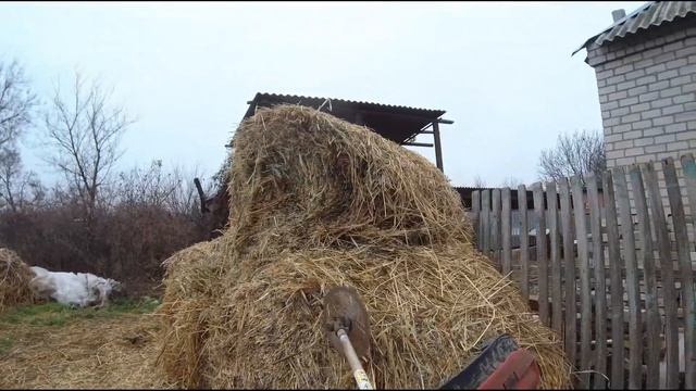 Сельские будни. Как измельчить тюки сена на корм животным. смотреть онлайн
