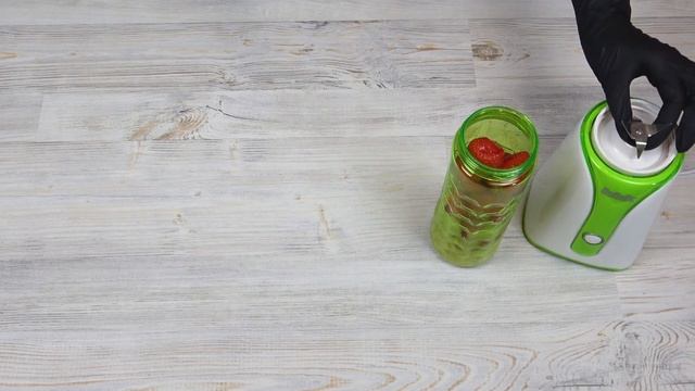 Готовим клубничный смузи с помощью блендера BBK KBS0352 смотреть онлайн