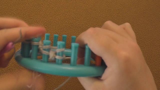 Изнаночная Вязка на Луме / Purl Stitch on a Knitting Loom смотреть онлайн