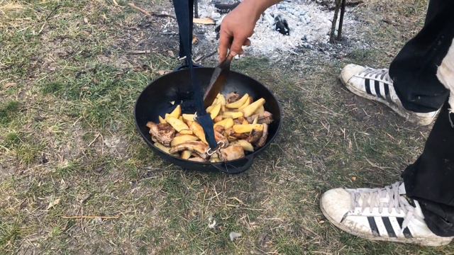 Ловля уклейки, жарим картошку с ребрами. смотреть онлайн