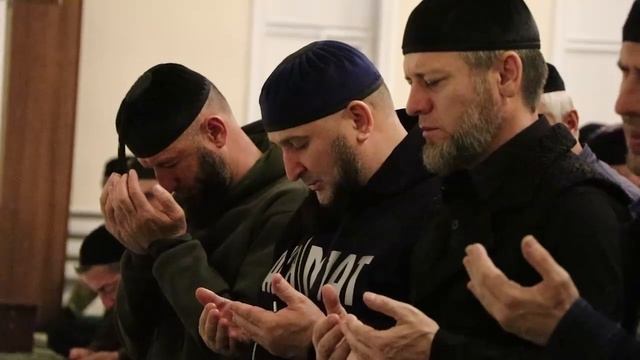 ЧЕЧЕНЦЫ ДЕЛАЮТ ДУА ЗА ПАЛЕСТИНУ смотреть онлайн