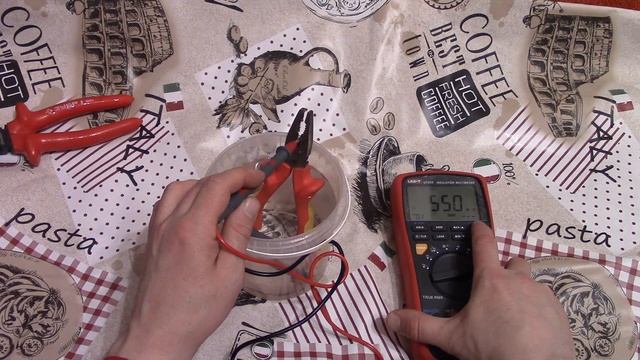 Испытание диэлектрического инструмента на 1000В мегаомметром . смотреть онлайн