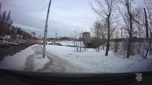 Авто вылетел на тротуар из-за водителя, который не смотрит в зеркала смотреть онлайн