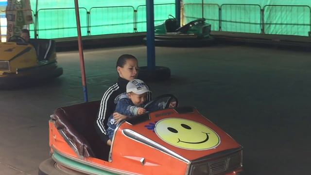 ВЛОГ Демид первый раз едет на аттракционе машинки VLOG смотреть онлайн