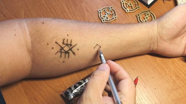 Чем рисовать руны на теле? смотреть онлайн