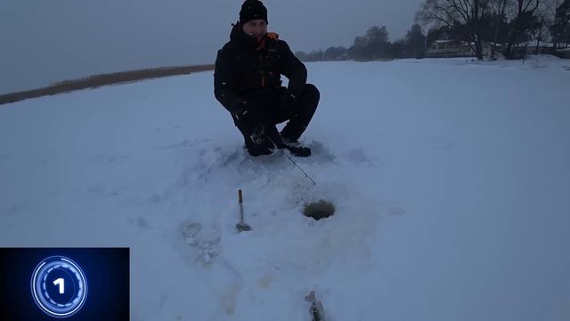 ВЕЦДАУГАВА.Зимний жор окуня!Хорошая раздача по окуню прямо в городе! Рыбалка на балансиры и блесна! смотреть онлайн