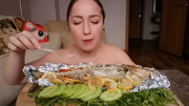 Мукбанг / Дарит ЦВЕТЫ и ПОДАРКИ, наверное, ЧТО-ТО ЗАДУМАЛ / Запеченный судак смотреть онлайн