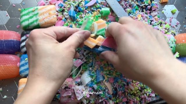 Резка кубиков на полосатом мыле / ASMR cutting cubes on striped soap, satisfying video смотреть онлайн