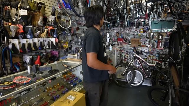 GRINDING RUINS BMX, According To This Crazy Shop Owner! смотреть онлайн