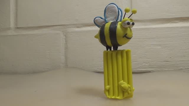 Пчела мультяшная из пластилина. смотреть онлайн