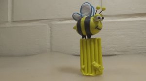 Пчела мультяшная из пластилина.