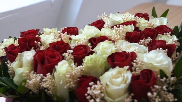 Композиция-сердце с белой и красной розой Кения Standart микс и фисташкой смотреть онлайн