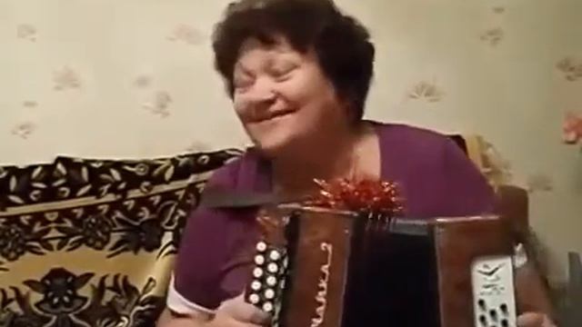 ВЕСЕЛЫЕ ЧАСТУШКИ! поет ОЗОРНАЯ БАБУШКА смотреть онлайн