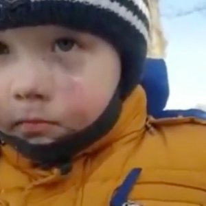 Вроде ел снег ❄, а рот и курточка в грязи, как так?? Очаровашка мальчуган Мама просто он поел снега