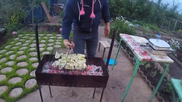 Вечер на даче. Релакс! || ЖАРИМ ШАШЛЫК НА ДАЧЕ! смотреть онлайн