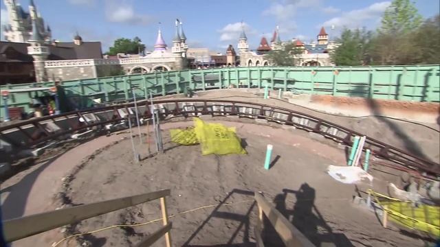 The Seven Dwarfs Mine Train Ride in Disney World's New Fantasyland смотреть онлайн