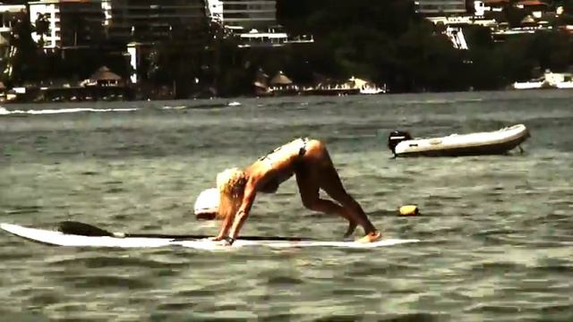 Liah Alonso First time trying Yoga on a PaddleBoard смотреть онлайн