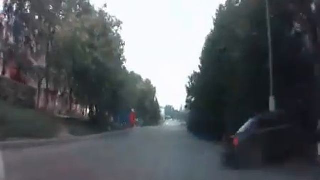Horn Makes Driver Panic смотреть онлайн