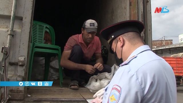 На оптовом рынке в Волгограде проверяют работающих мигрантов смотреть онлайн
