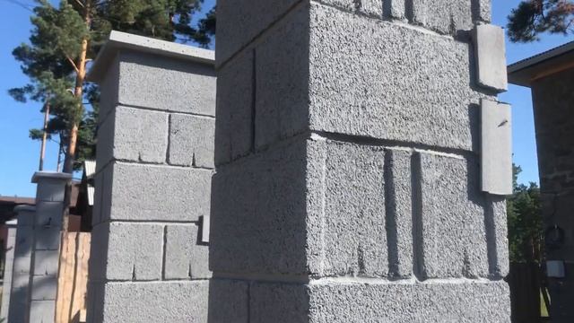 Забор из сквозных пескоблоков. Вот так выглядит после покраски.