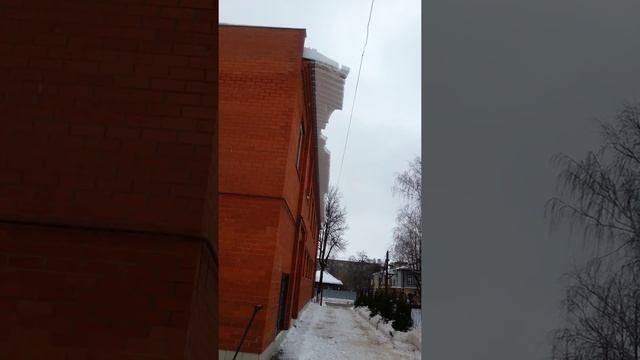 Снег падает с крыши смотреть онлайн