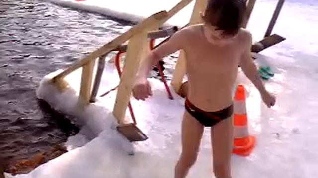 Маленький Веня. Первый раз в проруби. смотреть онлайн