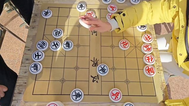 街头摆擂，赢了给200，结果被我平顶冠绝杀无解！【象棋八妹】 смотреть онлайн