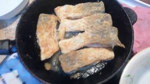 Как Жарят Узбеки рыбу! Узбекистан!Жаренный Сазан! ЖАРЕНАЯ РЫБА. Жареная рыба без костей на сковород