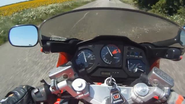 VFR 750 and CB400 выгуляли коней смотреть онлайн