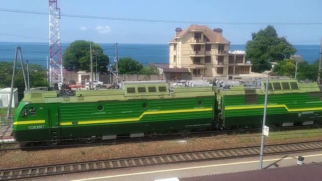 Зелёный Дончак! Электровоз 2ЭС4К-045 с пассажирским поездом Владикавказ - Адлер на станции Лоо смотреть онлайн