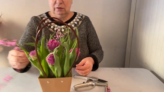 Простая бюджетная композиция с тюльпанами. Флористика смотреть онлайн