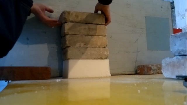 Проверям прочность до слома структуры (плотность образца 10 кг/м3). смотреть онлайн