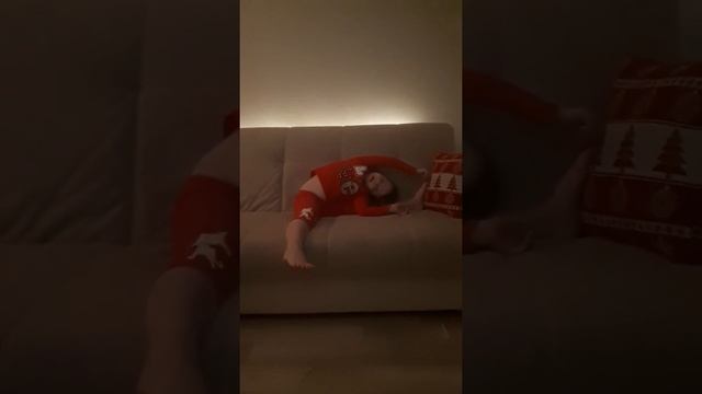 Гимнастика. Зарядка. Растяжка. Учимся стоять на голове. смотреть онлайн