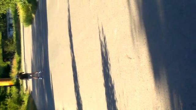 Харьков ул. Щорса малой Валера учится ездить на роликах . смотреть онлайн