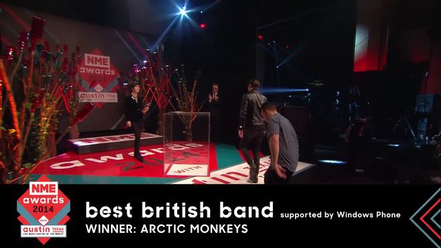 Arctic Monkeys Accept NME Award For Best British Band смотреть онлайн