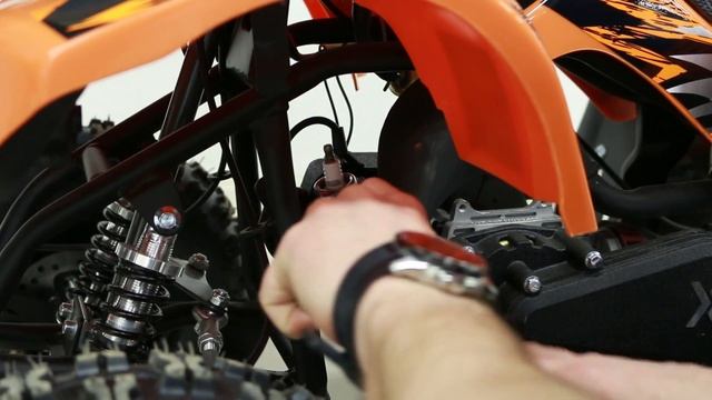 Замена свечи зажигания на двухтактном двигателе | Motax смотреть онлайн