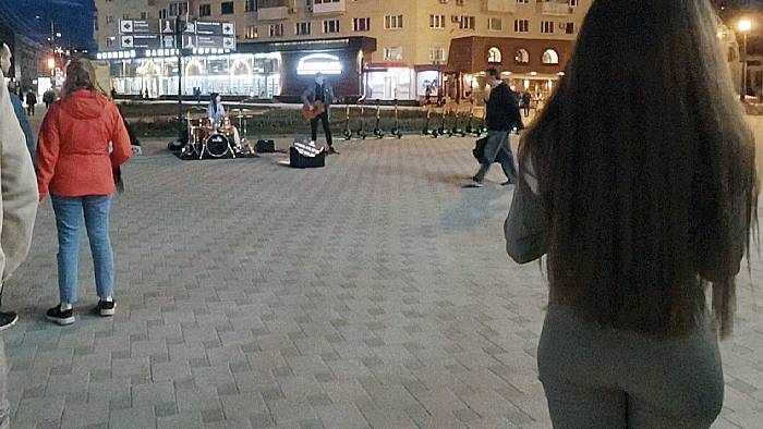 Выступление бродячих музыкантов, есть на что посмотреть