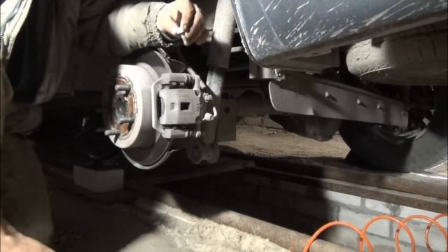 смазка направляющих суппорта на санг енге.SsangYong