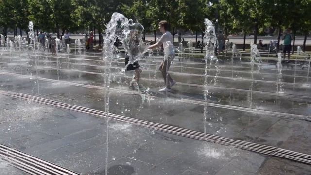 Фонтанные игры - веселые и мокрые ! :-) / The fountain game is a fun and wet ! :-) смотреть онлайн
