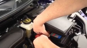 Снимаем крышку с "+" клеммы аккумулятора на Nissan Qashqai J11