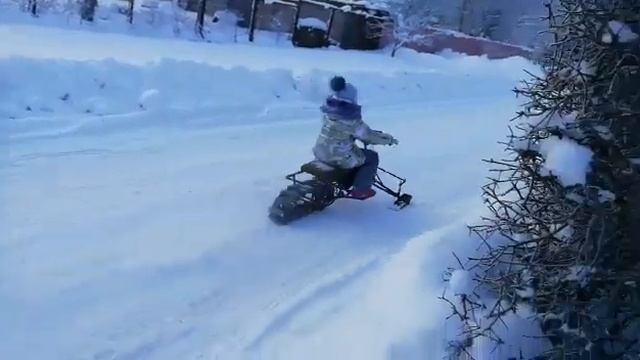 детский снегоход своими руками из бензопилы урал смотреть онлайн