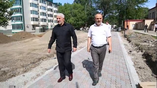 Усман Оздамиров проинспектировал ход строительства скверов и детских площадок смотреть онлайн