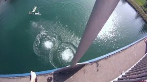Прыжки в воду девушек. Каждая девушка прыгает в воду