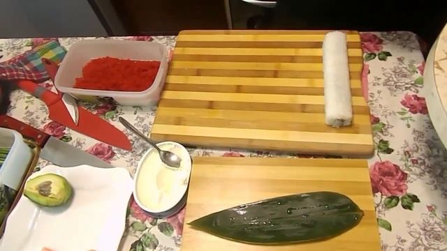 Ролл с Лососем в Икре Тобико смотреть онлайн