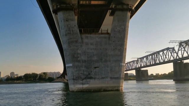 Центральный мост в Новосибирске. Сентябрь 2023 года. Как это выглядит с воды смотреть онлайн