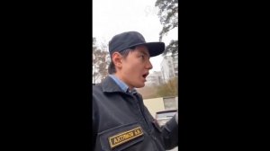 Все хорошо! Парень решил достать охранника