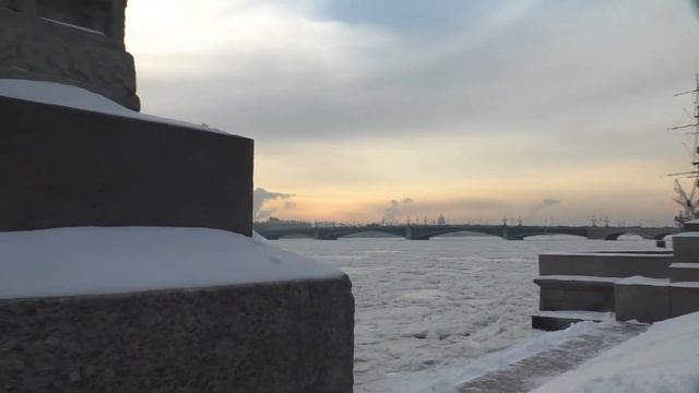 Зимним утром на набережной реки Невы. Путешествие по Санкт-Петербургу смотреть онлайн
