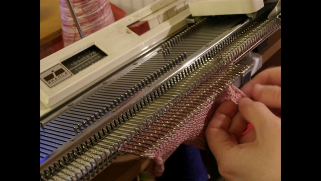 Обработка края полотна цельновязанным шнуром Способ 2 смотреть онлайн