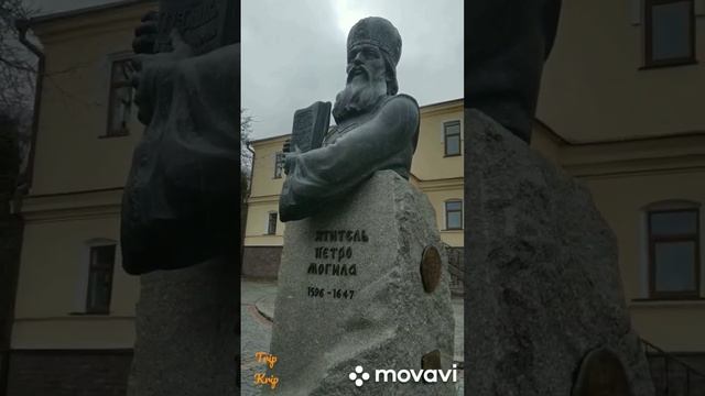 Лавра раздает книги. смотреть онлайн